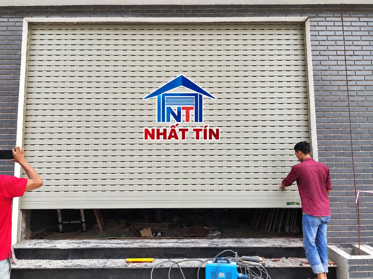 Bàn giao cửa cuốn mới