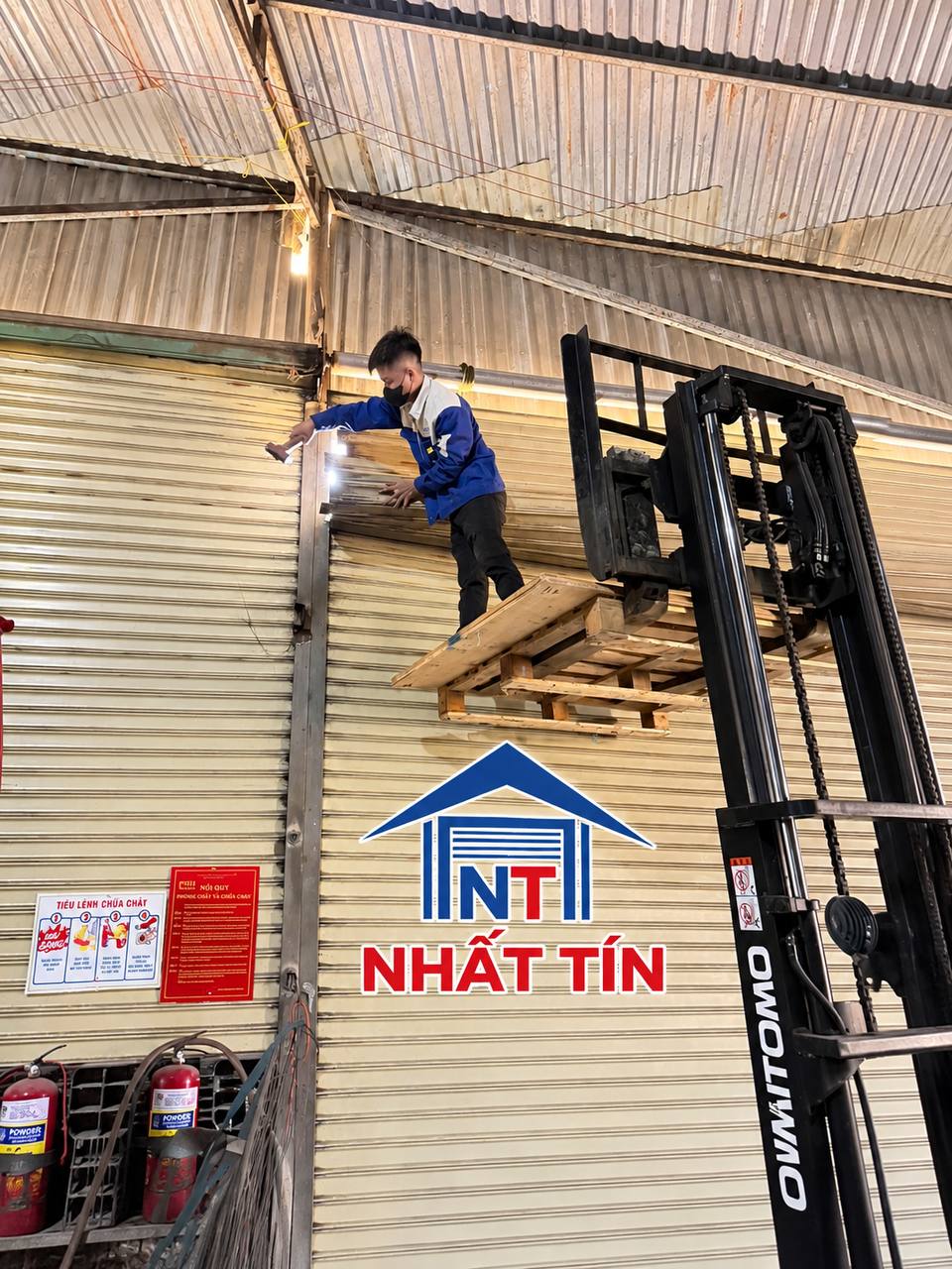 Kỹ thuật Nhất Tín xử lý cửa cuốn tại nhà xưởng