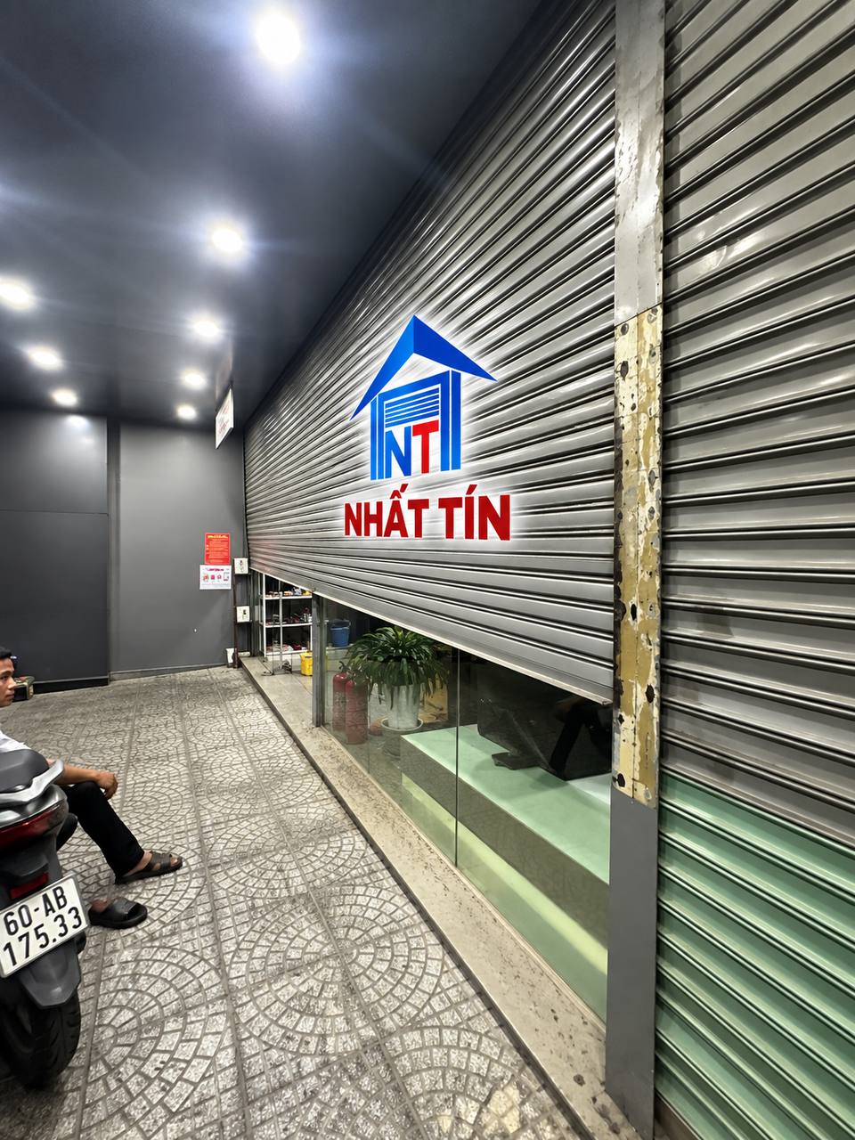 Motor cửa cuốn trong công trình