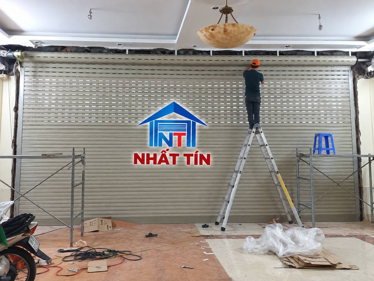 Lắp đặt cửa cuốn khe thoáng