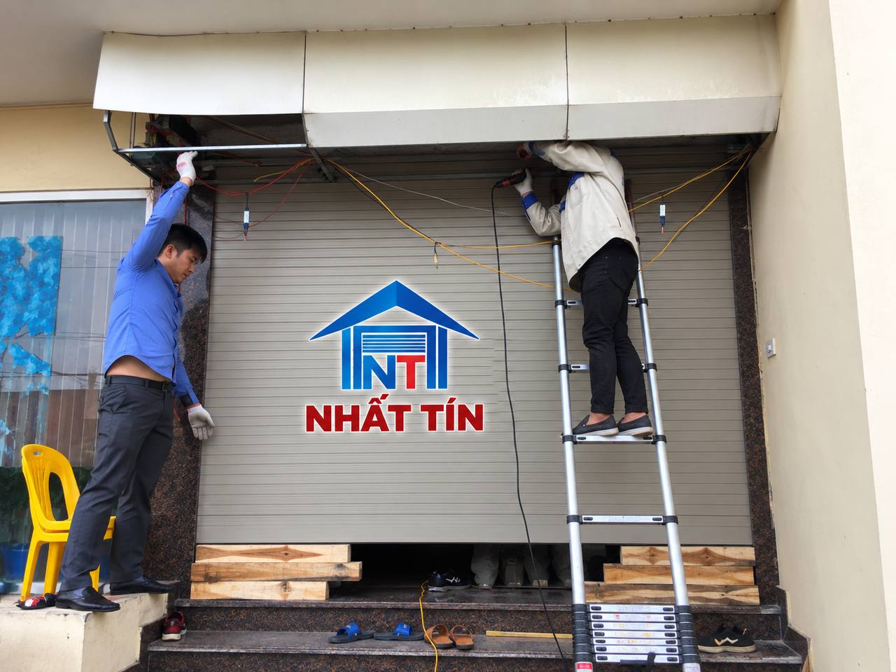 Kỹ thuật Nhất Tín lắp cửa cuốn