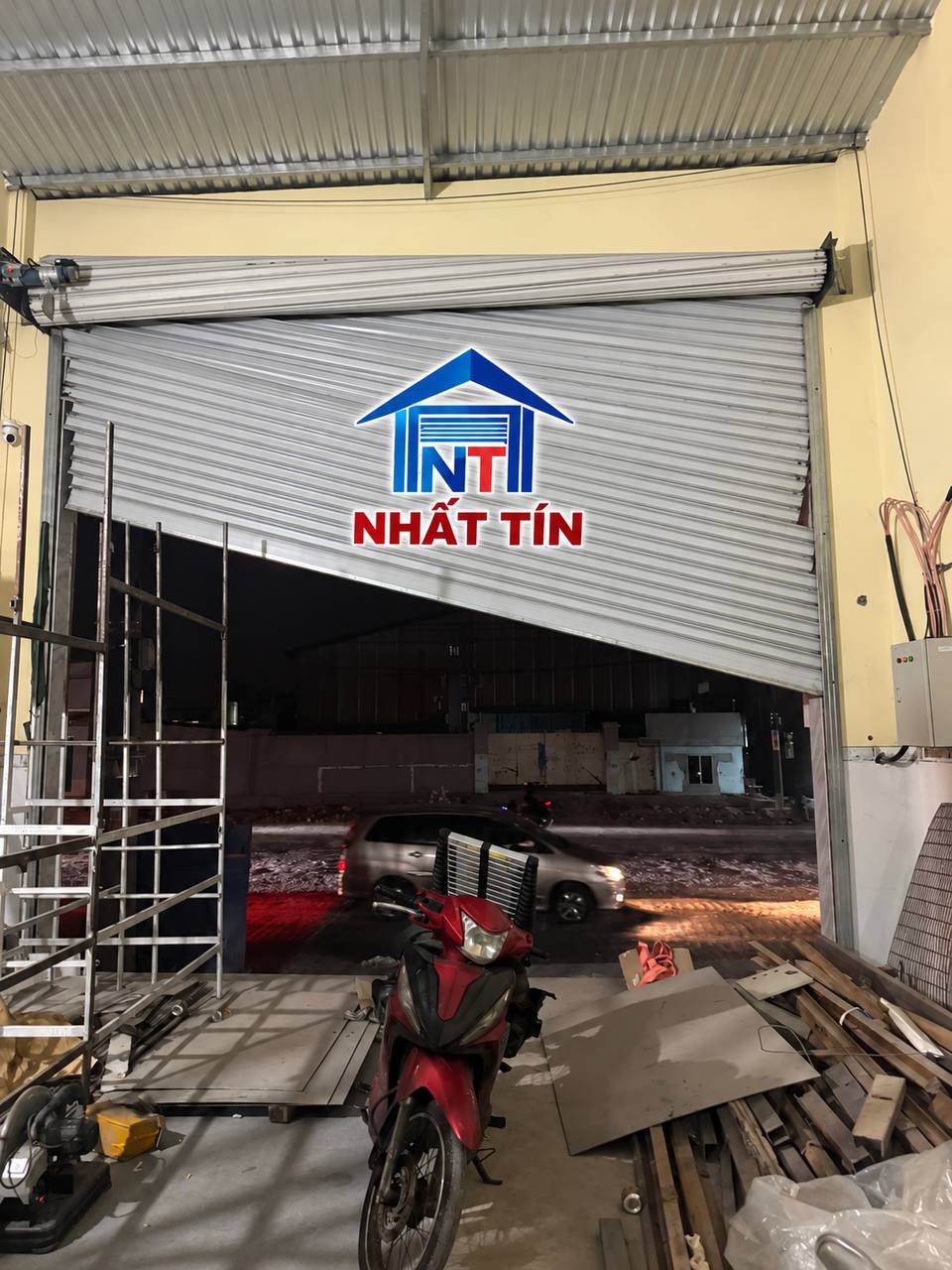 Xử lý cửa cuốn nhà xưởng